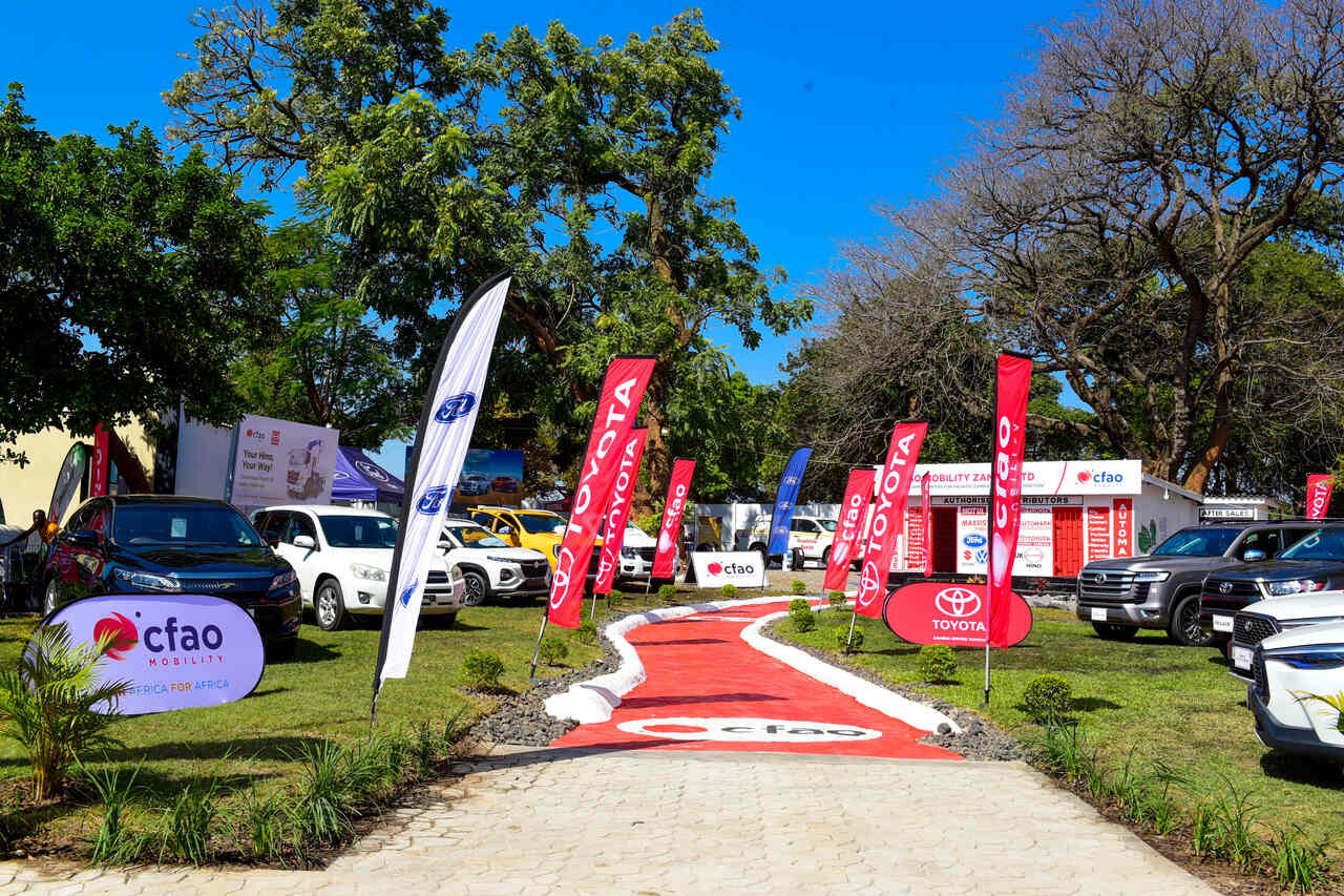 Industry experts discussing equipment